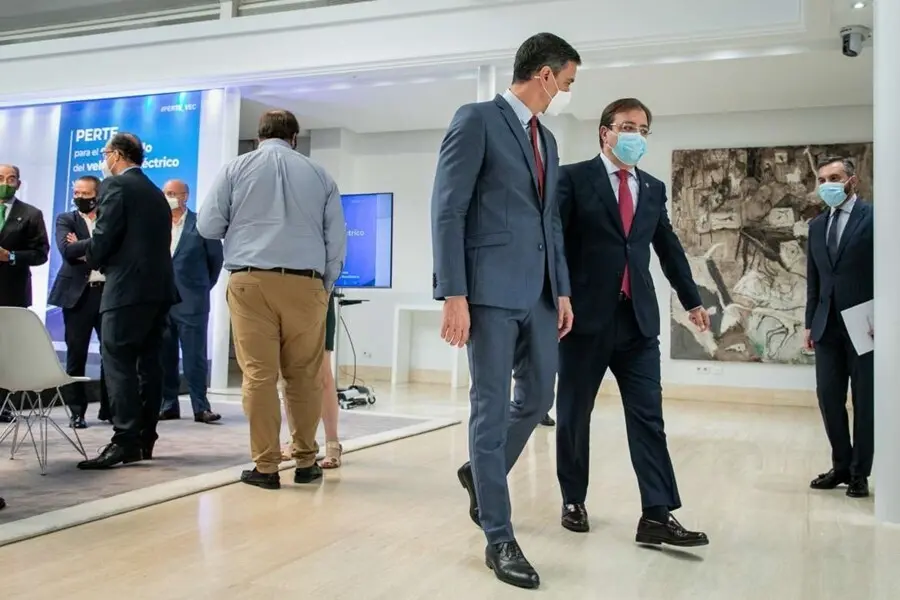 Archivo - Vara y Pedro S&aacute;nchez en una imagen de archivo