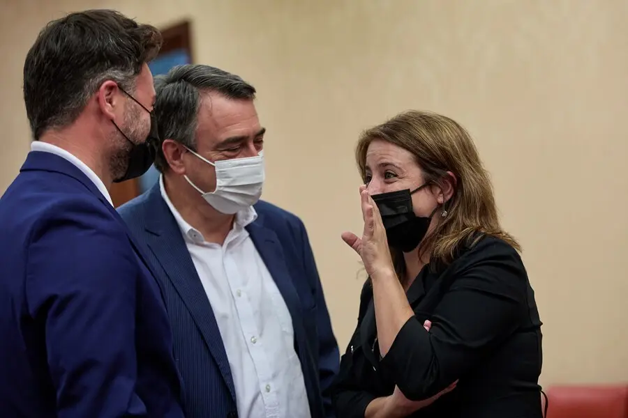 El portavoz parlamentario de la ERC, Gabriel Rufi&aacute;n, charlando con la portavoz del PSOE en el Congreso, Adriana Lastra, en presencia del nacionalista vasco Aitor Esteban