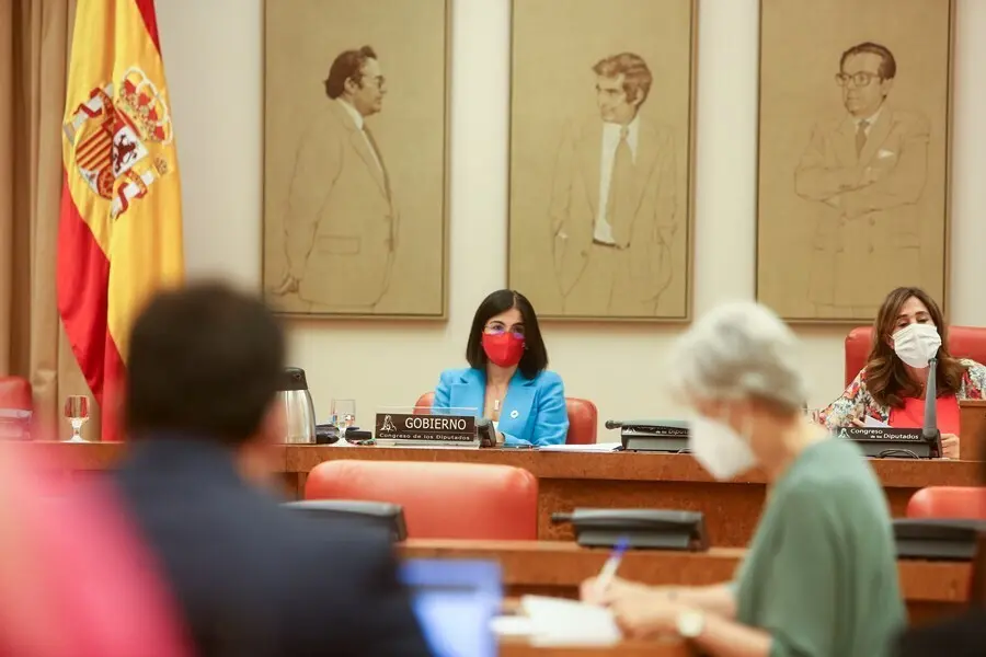 Archivo - La ministra de Sanidad, Carolina Darias (i) y la presidenta de la Comisi&oacute;n, Rosa Mar&iacute;a Romero (d), comparecen en la Comisi&oacute;n de Sanidad y Consumo en el Congreso de los Diputados, a 13 de julio de 2021, en Madrid (Espa&ntilde;a).