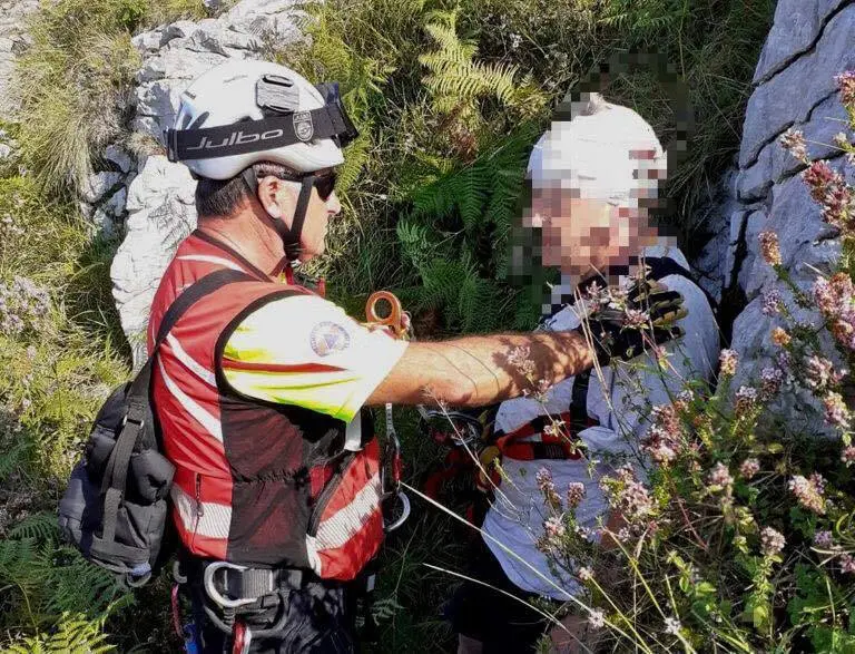 El personal de emergencias auxilia al hombre herido.