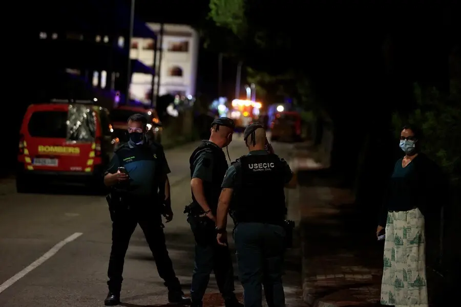 Agentes de la Guardia Civil hacen guardia cerca de los restos del edificio de tres alturas que se ha derrumbado a 25 de agosto de 2021, en Pe&ntilde;&iacute;scola (Castell&oacute;n).
