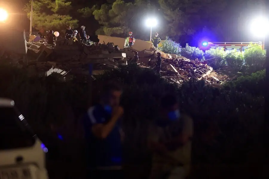 Bomberos trabajan sobre los restos del edificio de tres alturas que se ha derrumbado a 25 de agosto de 2021, en Pe&ntilde;&iacute;scola (Castell&oacute;n).