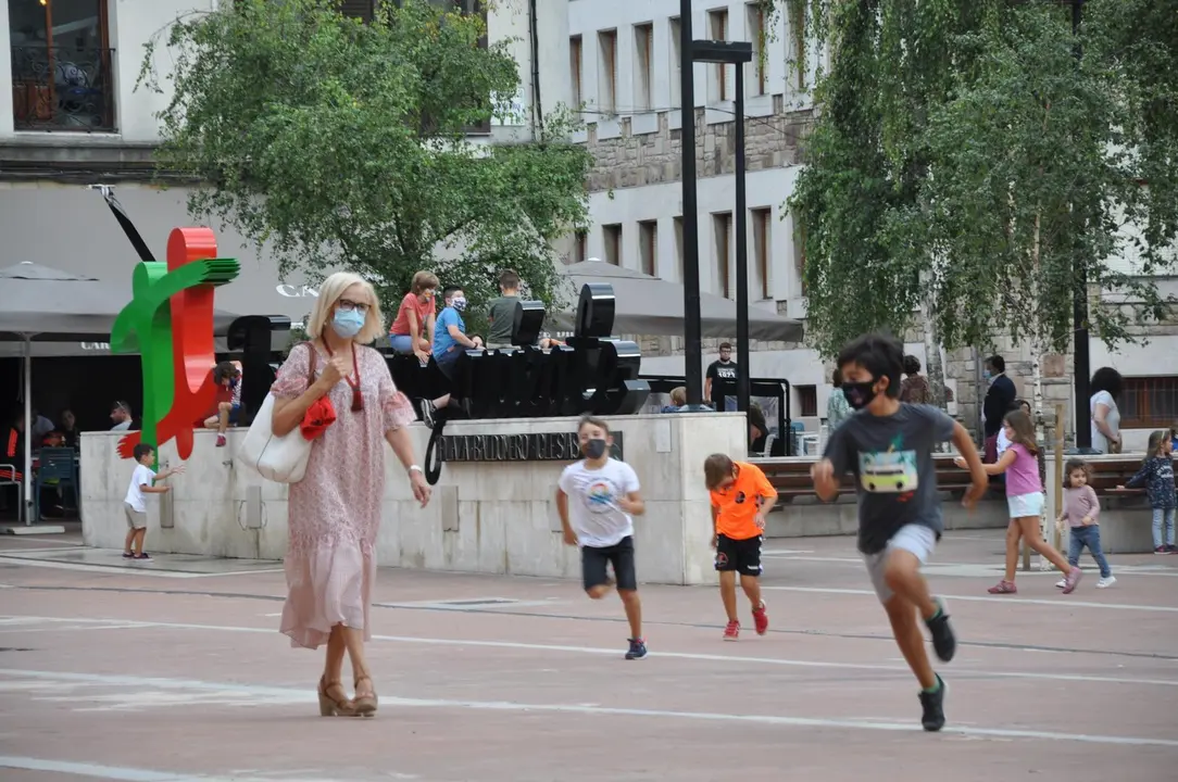 Varias personas por la Plaza Roja en Torrelavega. / S. D&iacute;az