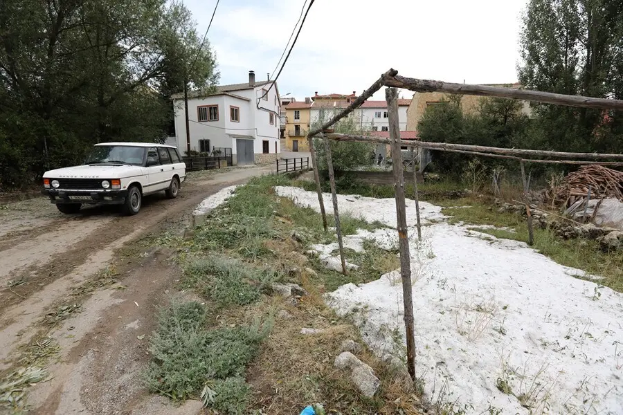 Una capa de nieve cubre parte del suelo tras las lluvias registradas, a 24 de agosto de 2021, en Griegos, Teruel, Arag&oacute;n, (Espa&ntilde;a). Las &uacute;ltimas lluvias registradas la pasada tarde del lunes al sur de Teruel han provocado destrozos en los huertos de alguno
