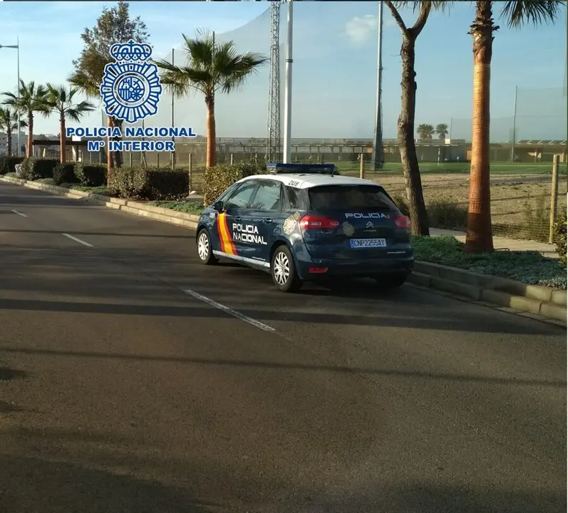 Un veh&iacute;culo policial en el barrio de Retamar de Almer&iacute;a.