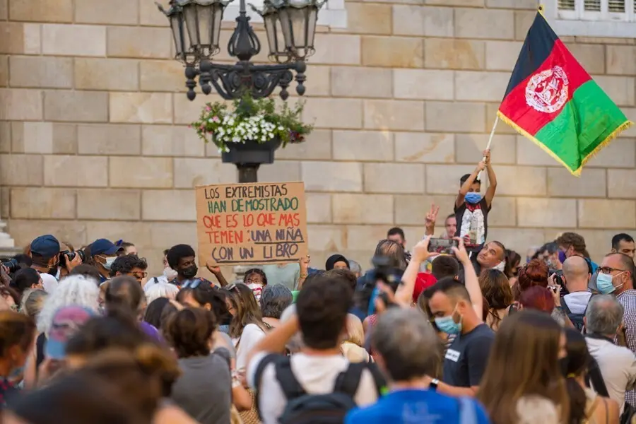 Varias personas participan en una concentraci&oacute;n en solidaridad con las mujeres y ni&ntilde;as afganas en la plaza de Sant Jaume de Barcelona, a 18 de agosto de 2021, en Barcelona, Catalu&ntilde;a (Espa&ntilde;a).