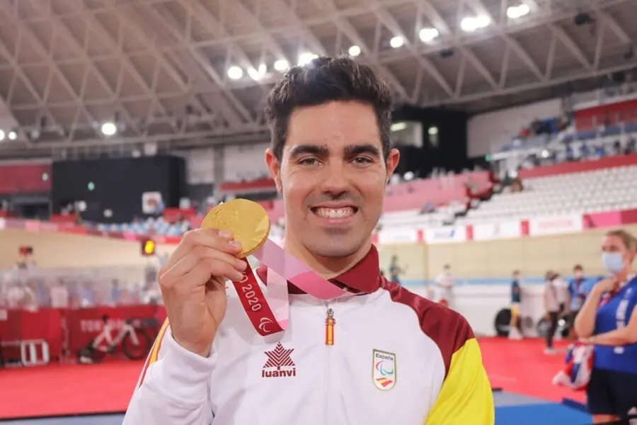 Alfonso Cabello muestra de su medalla de oro del kil&oacute;metro contrarreloj en los Juegos Paral&iacute;mpicos de Tokio