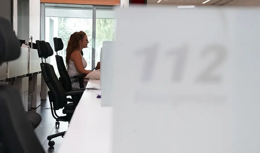 Archivo - Una trabajadora del 112 Andaluc&iacute;a
