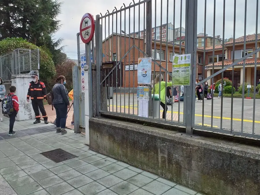 Archivo - Protecci&oacute;n Civil controla el acceso a los colegios en Gij&oacute;n el primer d&iacute;a de la vuelta al cole el pasado a&ntilde;o