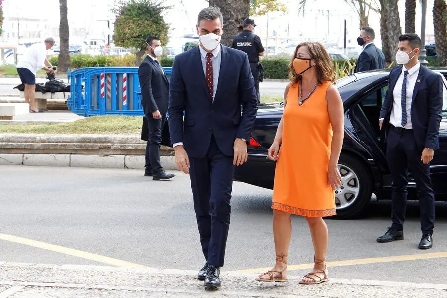 La presidenta del Govern balear, Francina Armengol, y el presidente del Gobierno, Pedro S&aacute;nchez, a su llegada al Consolat de Mar, a 3 de agosto de 2021, en Palma.