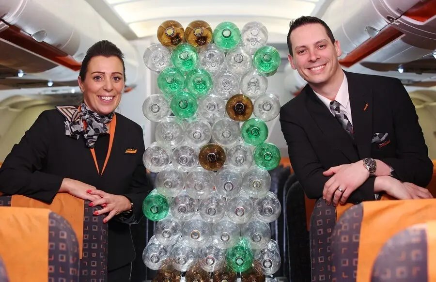 Archivo - La aerol&iacute;nea easyJet sustituye los uniformes de sus pilotos y tripulaciones por unos nuevos, fabricados con botellas de pl&aacute;stico.