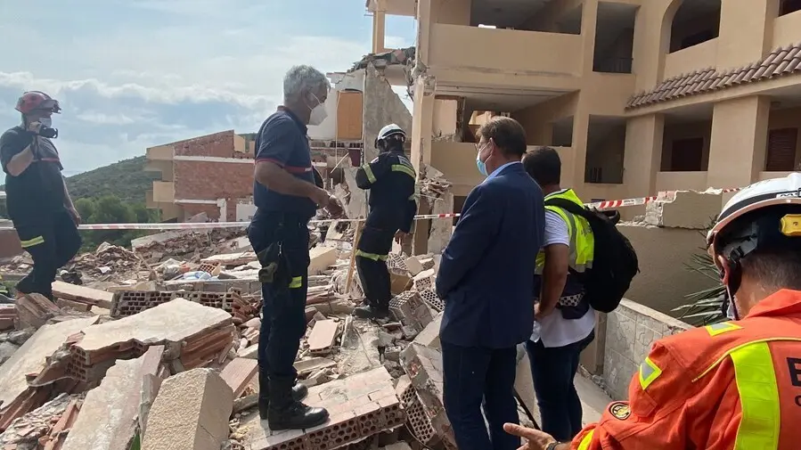 Puig en su visita al edificio derrumbado en Pe&ntilde;&iacute;scola