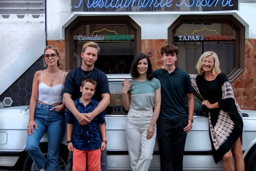 Archivo - A la izquierda, V&iacute;ctor Garrido (Santi), junto a Paloma Bloyd y Pablo Rivero. A la derecha, Javier Lorenzo (Oriol), junto a Irene Visedo y Ana Duato
