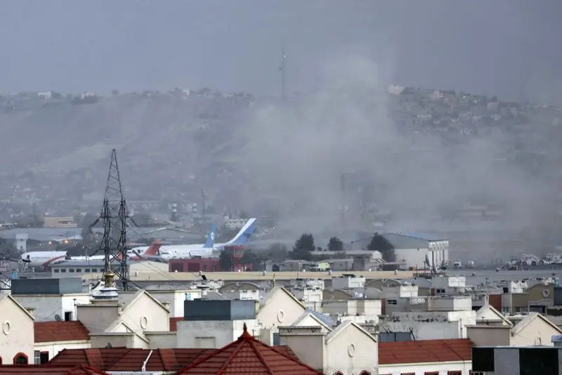 El humo sale de una explosi&oacute;n mortal fuera del aeropuerto en Kabul, Afganist&aacute;n, el jueves 26 de agosto de 2021. Dos atacantes suicidas y hombres armados han apuntado a multitudes que se concentran cerca del aeropuerto de Kabul, en los &uacute;ltimos d&iacute;as de un puente a&eacute;reo masivo que ha atra&iacute;do a miles de personas. tratando de huir de la toma de posesi&oacute;n de Afganist&aacute;n por los talibanes. (Foto AP / Wali Sabawoon)