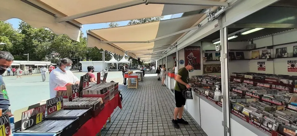 Varias personas buscan alguna joya musical en la Feria del Disco en Santander. / S. D&Iacute;AZ