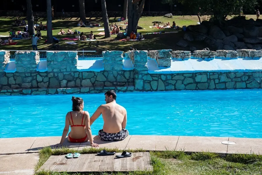 Un hombre y una mujer, en las piscinas de Las Berceas, a 21 de agosto de 2021, en Cercedilla, Madrid, (Espa&ntilde;a). Estas piscinas se encuentran en el Parque Recreativo de Las Berceas, un complejo situado en el Valle de la Fuenfr&iacute;a y que cuenta con 30 hect&aacute;re