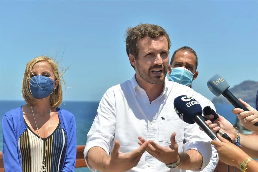 El presidente del PP, Pablo Casado, ha atacado este jueves al Gobierno por conjugar un "buenismo demag&oacute;gico" respecto al fen&oacute;meno de la inmigraci&oacute;n, que produce un "efecto llamada", con "devoluciones en caliente y en fr&iacute;o". Durante una visita a la isla de El Hierro, adonde han arribado varios cayucos en los &uacute;ltimos d&iacute;as, Casado ha recalcado que "hay que cumplir la ley" para hacer frente a la inmigraci&oacute;n irregular, en alusi&oacute;n a las devoluciones en Ceuta, y no con el "buenismo demag&oacute;gico" con el que se estren&oacute; Pedro S&aacute;nchez en Moncloa. EFE/ Gelmert Finol