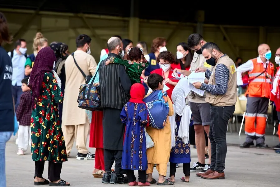 Varios refugiados afganos llegan a la base a&eacute;rea de Torrej&oacute;n de Ardoz.
