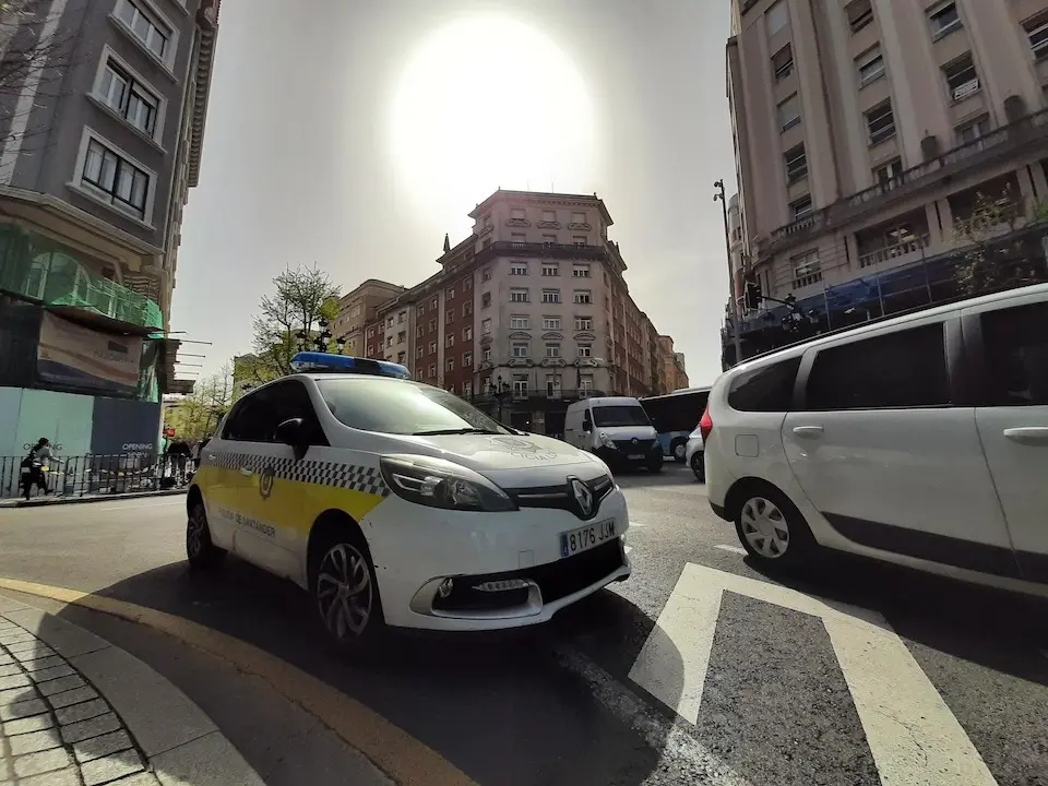 Un coche de la polic&iacute;a local en el centro de Santander. / S. D&iacute;az