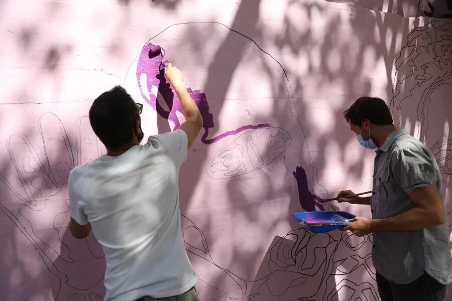 Participantes en los trabajos de reconstrucci&oacute;n del mural de mujeres de Ciudad Lineal, tras casi cuatro meses paralizado, en el Polideportivo Municipal La Concepci&oacute;n.