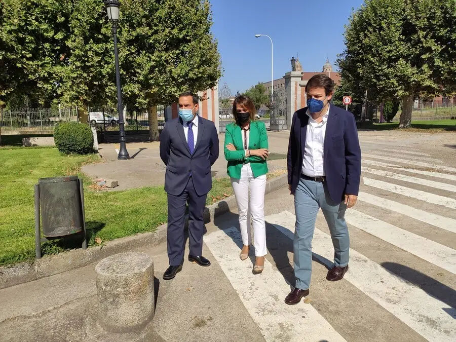 El presidente del PPCyL, Alfonso Fern&aacute;ndez Ma&ntilde;ueco, primero por la derecha, en su visita este viernes al centro Rodr&iacute;guez Fabr&eacute;s de Salamanca junto a Roc&iacute;o Lucas y Eloy Ruiz.
