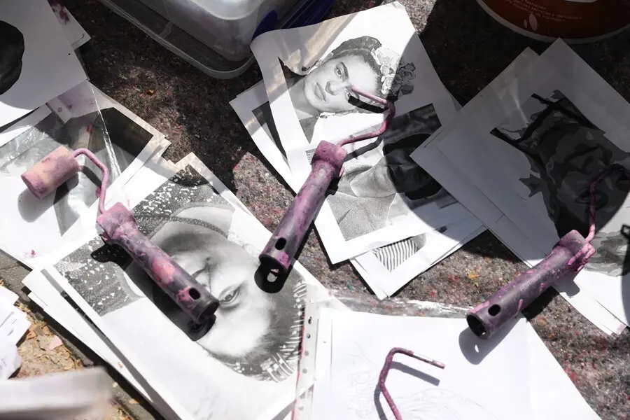 Material para los trabajos de reconstrucci&oacute;n del mural de mujeres de Ciudad Lineal, tras casi cuatro meses paralizado, en el Polideportivo Municipal La Concepci&oacute;n.