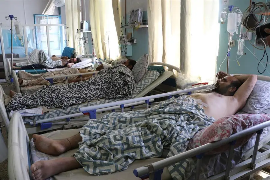 V&iacute;ctimas heridas de la explosi&oacute;n de una bomba en el aeropuerto, reciben tratamiento en un hospital de Kabul, Afganist&aacute;n, 27 de agosto de 2021. Dos explosiones ocurridas este jueves en las afueras del aeropuerto internacional de Kabul dejaron m&aacute;s de 60 civiles afganos muertos y otros 140 heridos, seg&uacute;n las autoridades sanitarias, mientras que el ej&eacute;rcito de Estados Unidos dijo que 12 de sus efectivos murieron. (Afganist&aacute;n, Estados Unidos) EFE/EPA/STRINGER


Traducci&oacute;n realizada con la versi&oacute;n gratuita del traductor www.DeepL.com/Translator