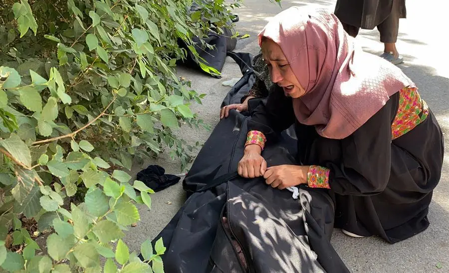 Un familiar llora junto al cuerpo de una v&iacute;ctima de la explosi&oacute;n de una bomba en el aeropuerto, en un hospital de Kabul. EFE/EPA/STRINGER