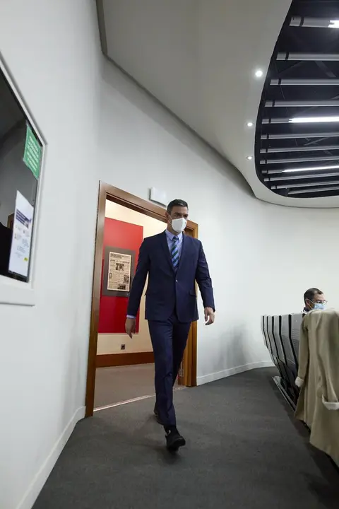 El presidente del Gobierno, Pedro S&aacute;nchez, se dirige a comparecer en rueda de prensa para dar cuenta de los asuntos tratados en la reuni&oacute;n del Grupo de Trabajo Interministerial sobre Afganist&aacute;n