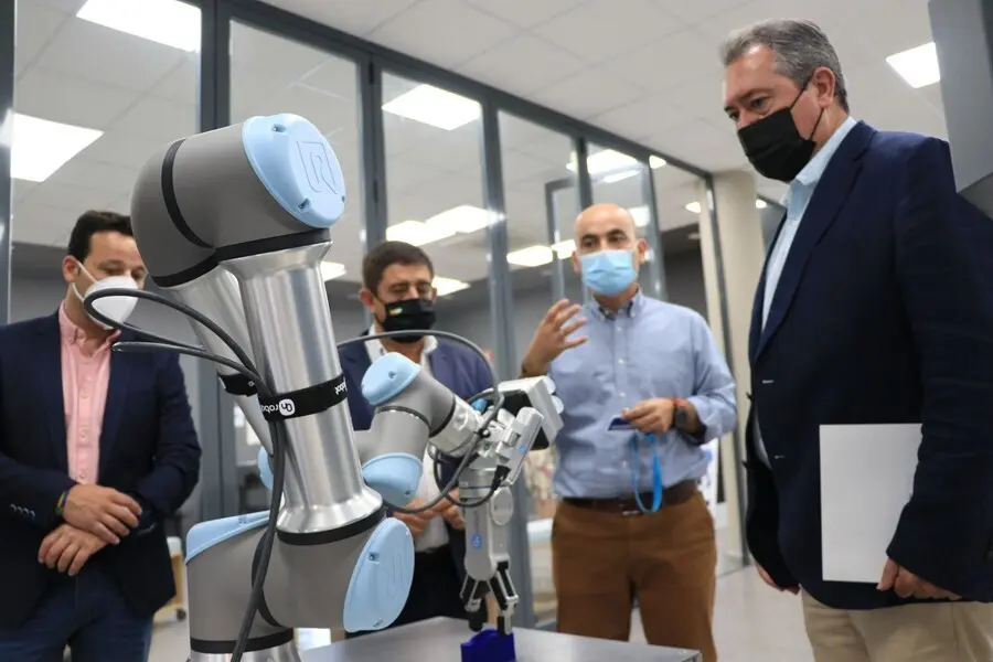 El secretario general del PSOE-A, Juan Espadas, este viernes durante su visita al Centro Tecnol&oacute;gico Metalmec&aacute;nico y del Transporte (Cetemet) en Linares (Ja&eacute;n).