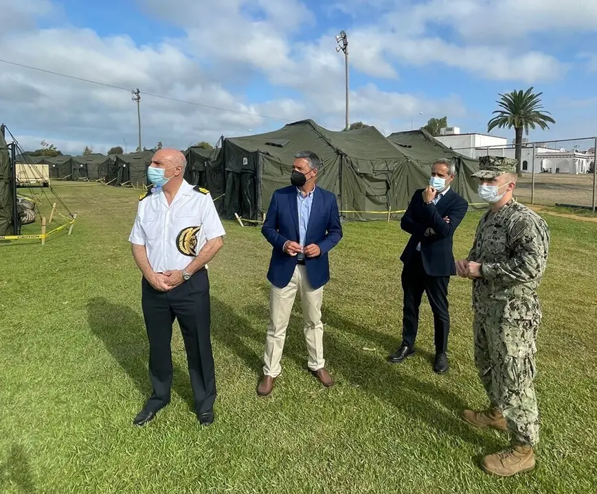 El subdelegado del Gobierno en C&aacute;diz, Jos&eacute; Pacheco, durante la visita a la Base Naval de Rota ante la llegada de colaboradores afganos.