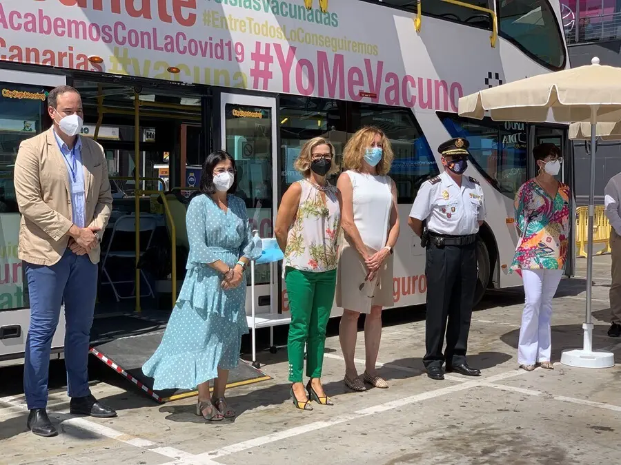 La ministra de Sanidad, Carolina Darias, tras visitar la vacuguagua