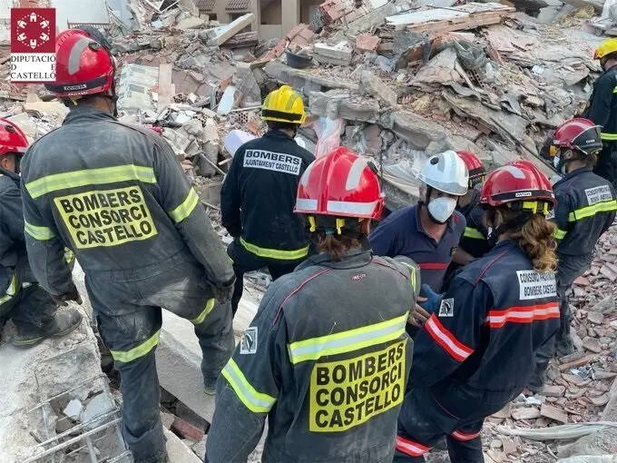Bomberos trabajando en el lugar del derrumbe