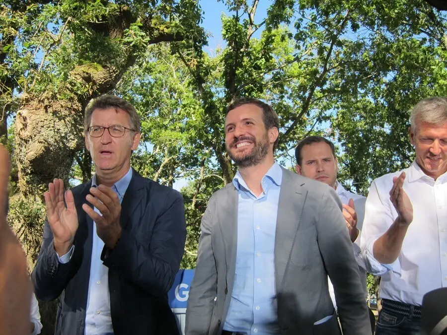 Archivo - Alberto N&uacute;&ntilde;ez Feij&oacute;o y Pablo Casado en el acto de inicio del curso pol&iacute;tico en Cerdedo Cotobade.