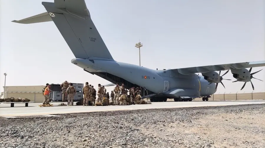 Varios militares, a su llegada al aeropuerto de Dub&aacute;i desde Kabul tras concluir la misi&oacute;n de evacuaci&oacute;n de personas de Afganist&aacute;n.