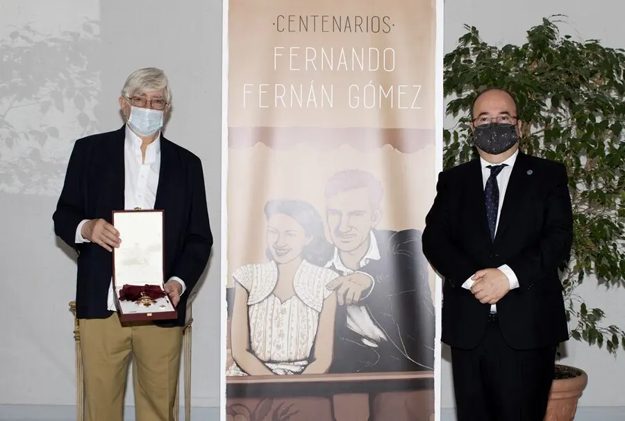 El ministro de Cultura, Miqel Iceta, entrega de la Gran Cruz de la Orden Civil a la familia de Fernando Fern&aacute;n G&oacute;mez