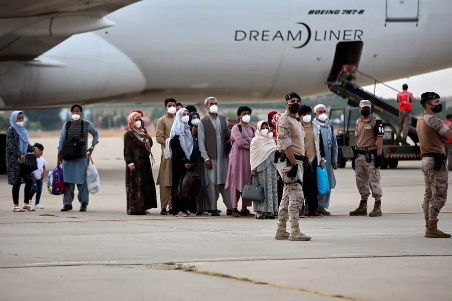 Varios refugiados afganos llegan a la base a&eacute;rea de Torrej&oacute;n de Ardoz a 24 de agosto de 2021