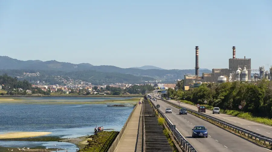 Archivo - La biof&aacute;brica de Ence situada a la orilla de la R&iacute;a de Pontevedra, separadas por la carretera que une a la ciudad de Pontevedra con Mar&iacute;n.
