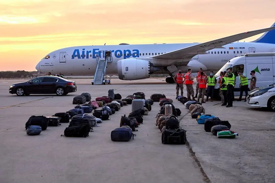 Equipajes de refugiados afganos en la base a&eacute;rea de Torrej&oacute;n de Ardoz a 24 de agosto de 2021, en Madrid (Espa&ntilde;a). 