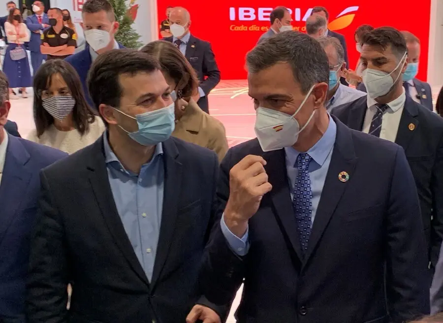 Archivo - El secretario xeral del PSdeG, Gonzalo Caballero, junto al presidente del Gobierno, Pedro S&aacute;nchez, en Fitur