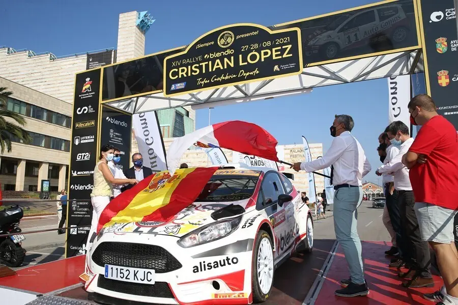El vicepresidente, Pablo Zuloaga, da la salida a la XIV edici&oacute;n del Rally Blendio-Cristian L&oacute;pez