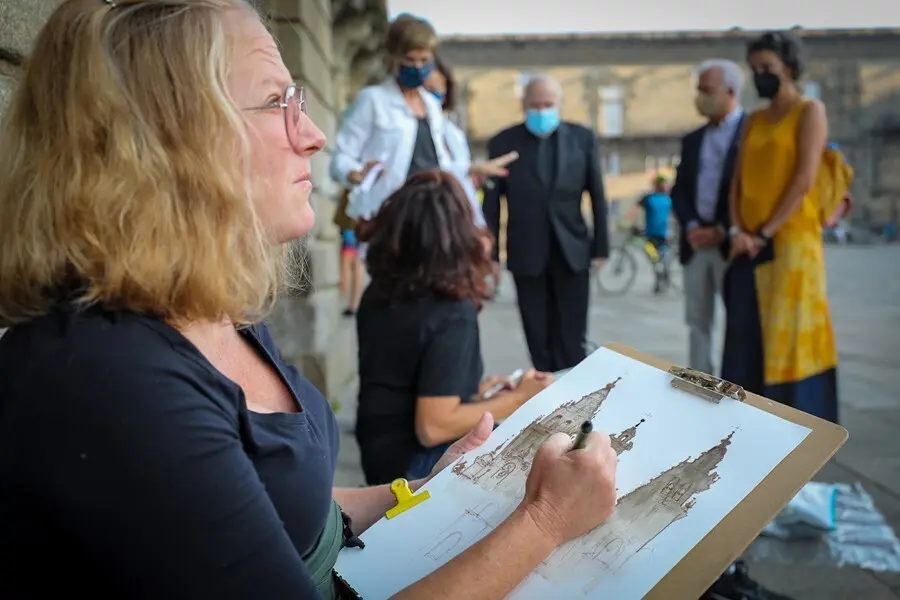 Las ilustradoras Maru Godas y Rois&iacute;n Cur&eacute; a su llegada a Santiago tras hacer el Camino dentro del programa 'Cadernos de viaxe, o debuxo no Cami&ntilde;o'