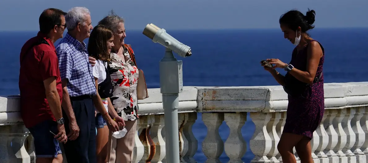 Varios turistas en las inmediaciones de la playa del Sardinero realiz&aacute;ndose fotos. / Hardy