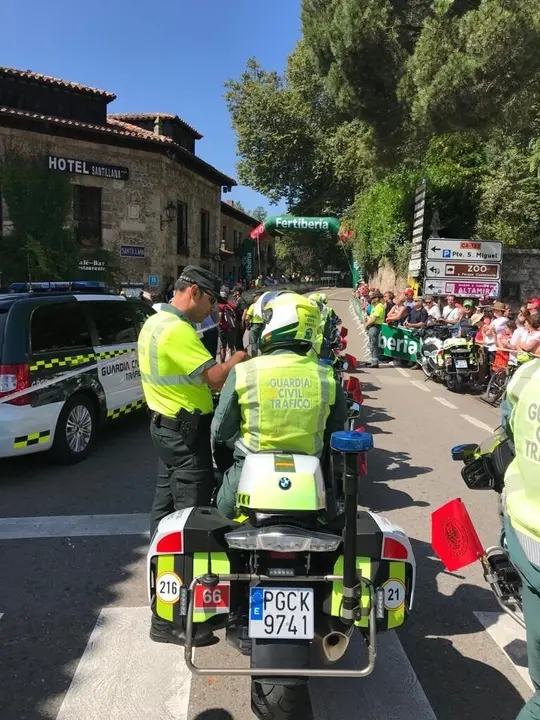 Imagen de archivo del dispositivo especial de la Guardia Civil con motivo de las etapas de La Vuelta Ciclista a Espa&ntilde;a por Cantabria