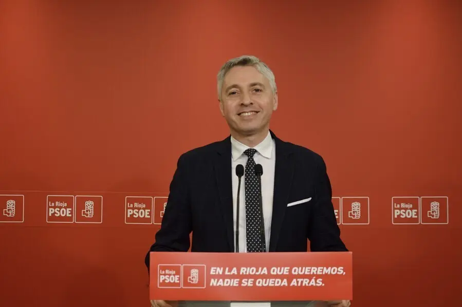 Archivo - El secretario general del PSOE de La Rioja, Francisco Oc&oacute;n, en comparecencia de prensa