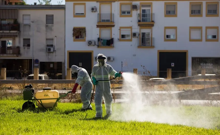 Archivo - Imagen de archivo de fumigaciones contra los mosquitos transmisores del virus del Nilo