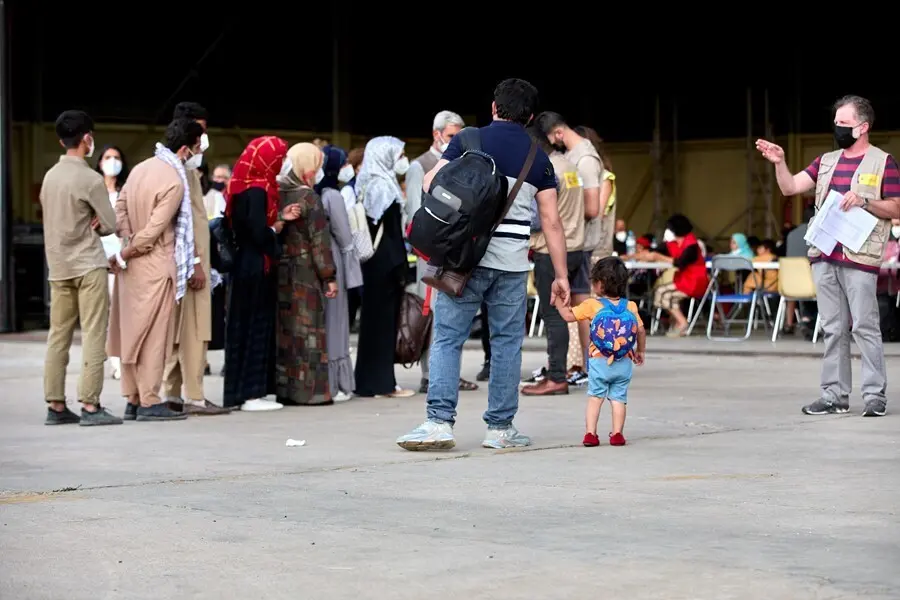 Varios refugiados afganos llegan a la base a&eacute;rea de Torrej&oacute;n de Ardoz a 24 de agosto de 2021, en Madrid (Espa&ntilde;a).