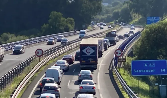 Varios coches con tr&aacute;fico lento en la A-67.