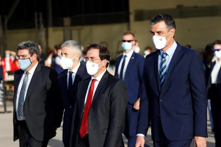 El ministro de Inclusi&oacute;n, Seguridad Social y Migraciones, Jos&eacute; Luis Escriv&aacute;, el ministro del Interior, Fernando Grande-Marlaska, el ministro de Asuntos Exteriores, Jos&eacute; Manuel Albares, y el presidente del Gobierno, Pedro S&aacute;nchez, esperan la llegada a Espa&ntilde;a de los dos &uacute;ltimos aviones en los que viajan los &uacute;ltimos evacuados y unidades de las tropas espa&ntilde;olas provenientes Afganist&aacute;n, este viernes en la base militar de Torrej&oacute;n de Ardoz. EFE/Mariscal