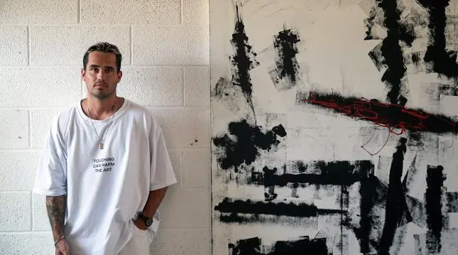 Todo empez&oacute; con un sue&ntilde;o en el que la pintura volaba. A partir de ah&iacute;, En la imagen, el pintor Mark R&iacute;os (Mr. Dripping) posa en su estudio de Sant Just Desvern (Barcelona) durante una entrevista con Efe. EFE/Alejandro Garc&iacute;a